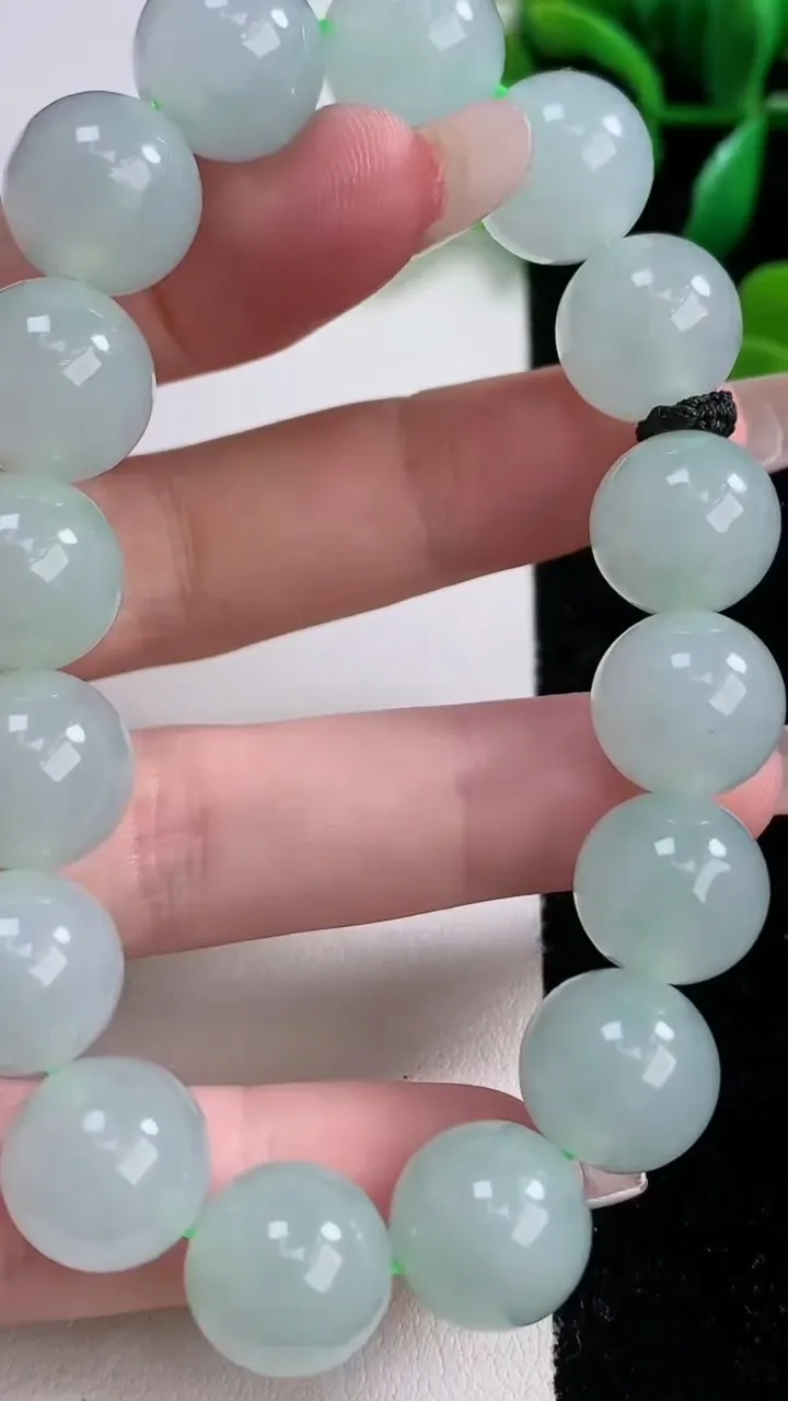 天然A货翡翠圆珠手串16颗，尺寸12.3，重量:53.56g1月3日
工厂直销收藏佳品,种好水足，色泽均匀，有种有色，上手高大气！