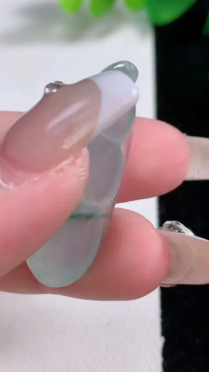 天然A货翡翠冰种飘花福豆吊坠，尺寸35.4-13.3-6.7，重量:5.43g
1月3日