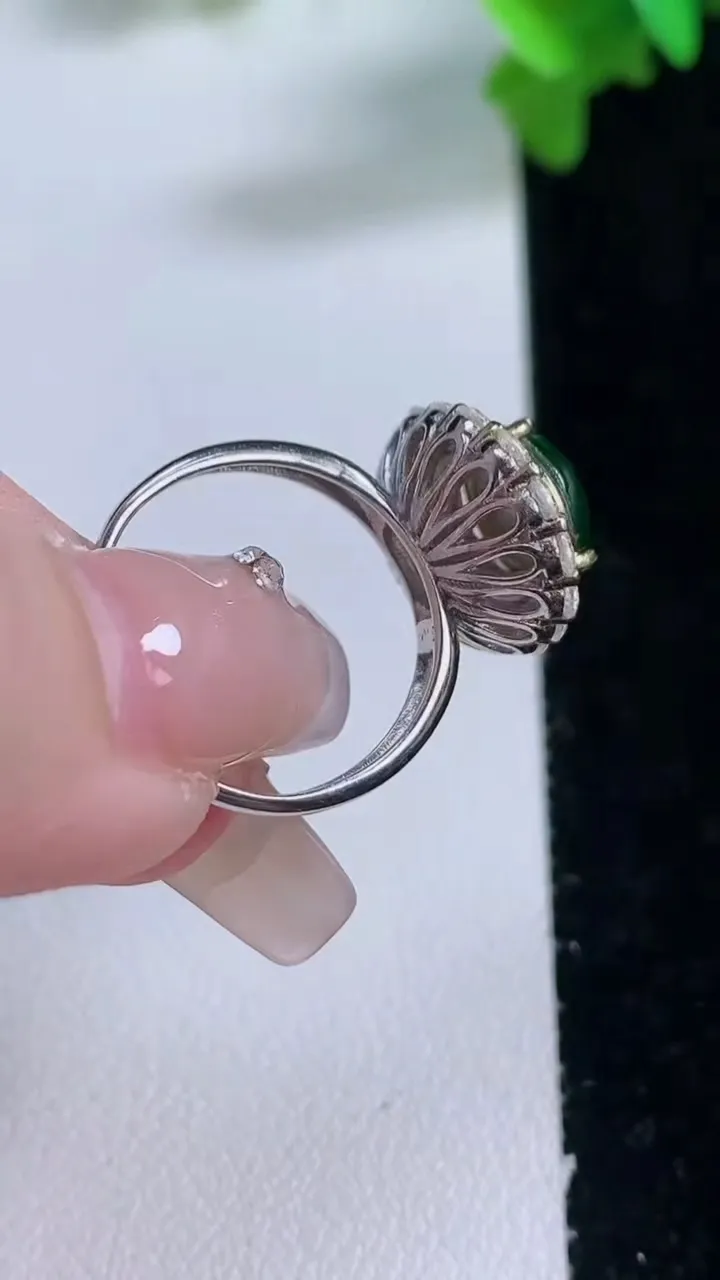 天然A货翡翠蛋面戒指，尺寸11-8.6-10.2，重量:4.37g2026年1月3日
工厂直销收藏佳品,种好水足，色泽均匀，有种有色，上手高大气！