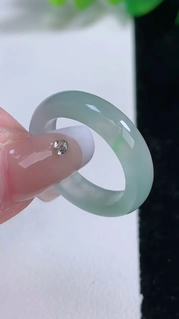 天然A货翡翠指环 戒指，尺寸18.4-5.2-3.3，重量:3.69g2026年1月3日
工厂直销收藏佳品,种好水足，色泽均匀，有种有色，上手高大气！