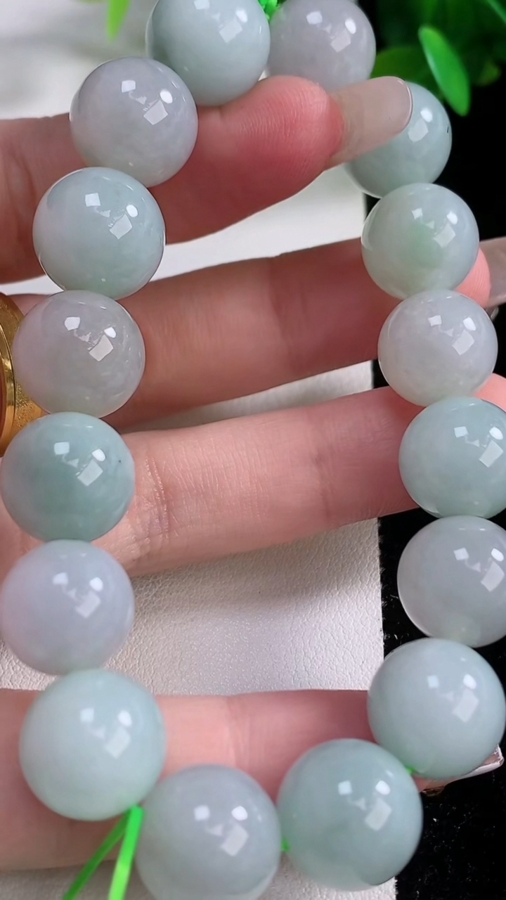 天然A货翡翠圆珠手串，尺寸12.8-16颗，重量:54.02g1月3日
工厂直销收藏佳品,种好水足，色泽均匀，有种有色，上手高大气！