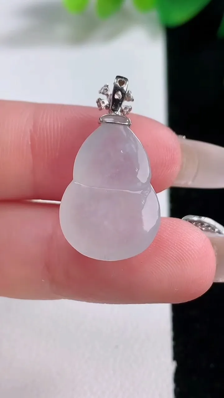 天然A货翡翠种白冰葫芦吊坠，尺寸19.7-14-6，重量:3.45g
1月3日