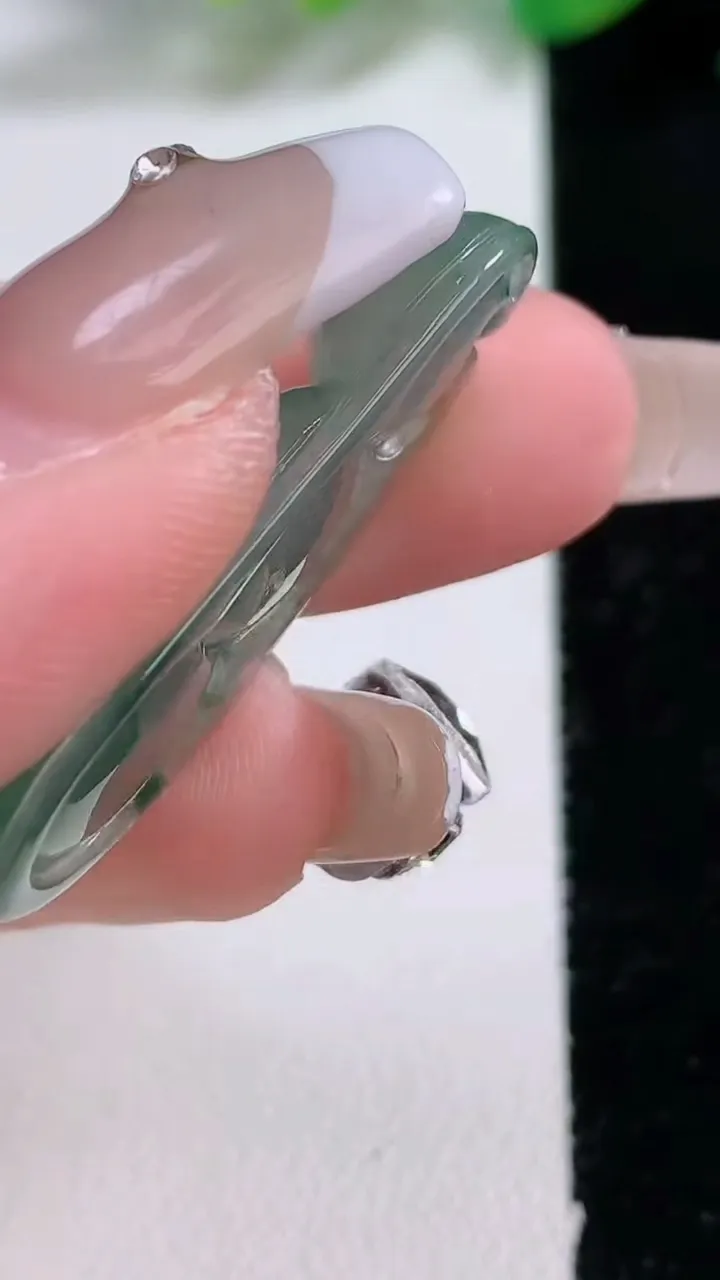 天然A货翡翠冰种飘花福豆吊坠，尺寸34.8-14.8-5.8，重量:5.32g
1月3日