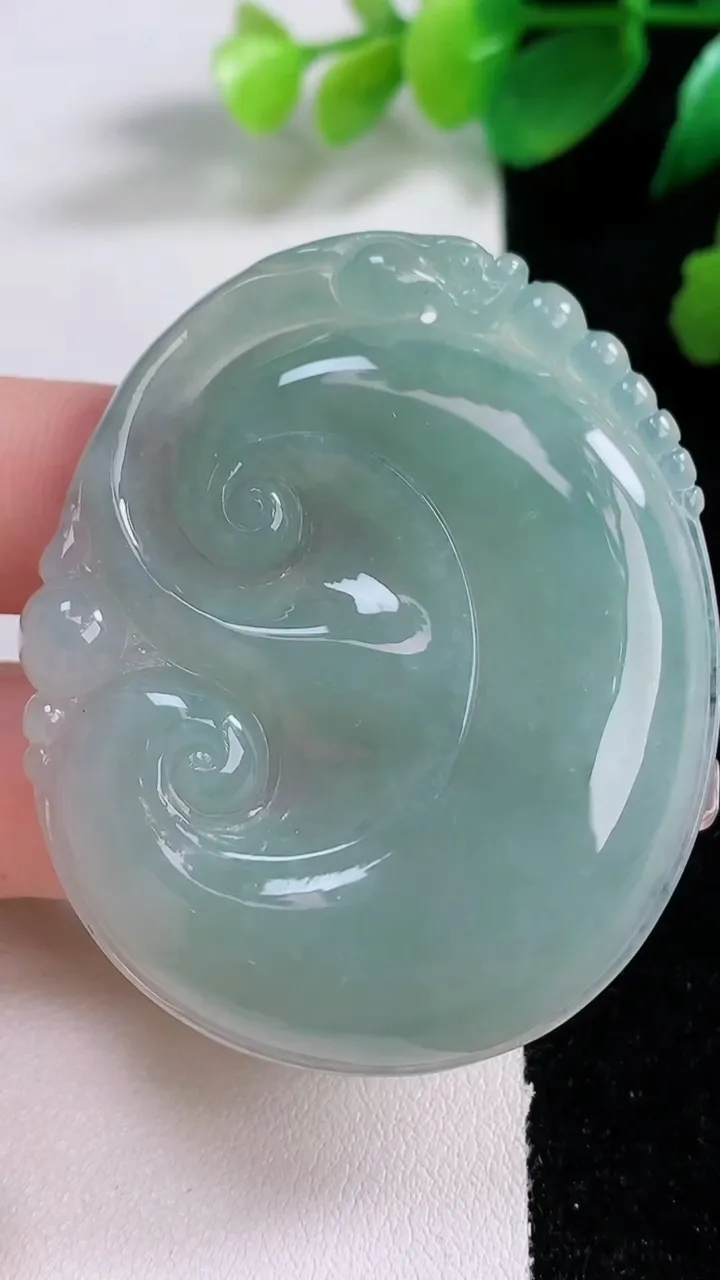 天然A货翡翠如意吊坠，尺寸53.5-44-5.7，重量:25.37g
1月3日