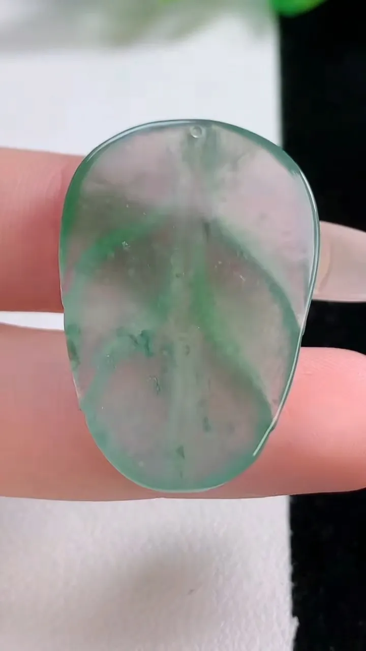 天然A货翡翠冰种飘花金枝玉叶 叶子镶嵌件，尺寸33.4-23.4-3.6，重量:6.39g
1月3日