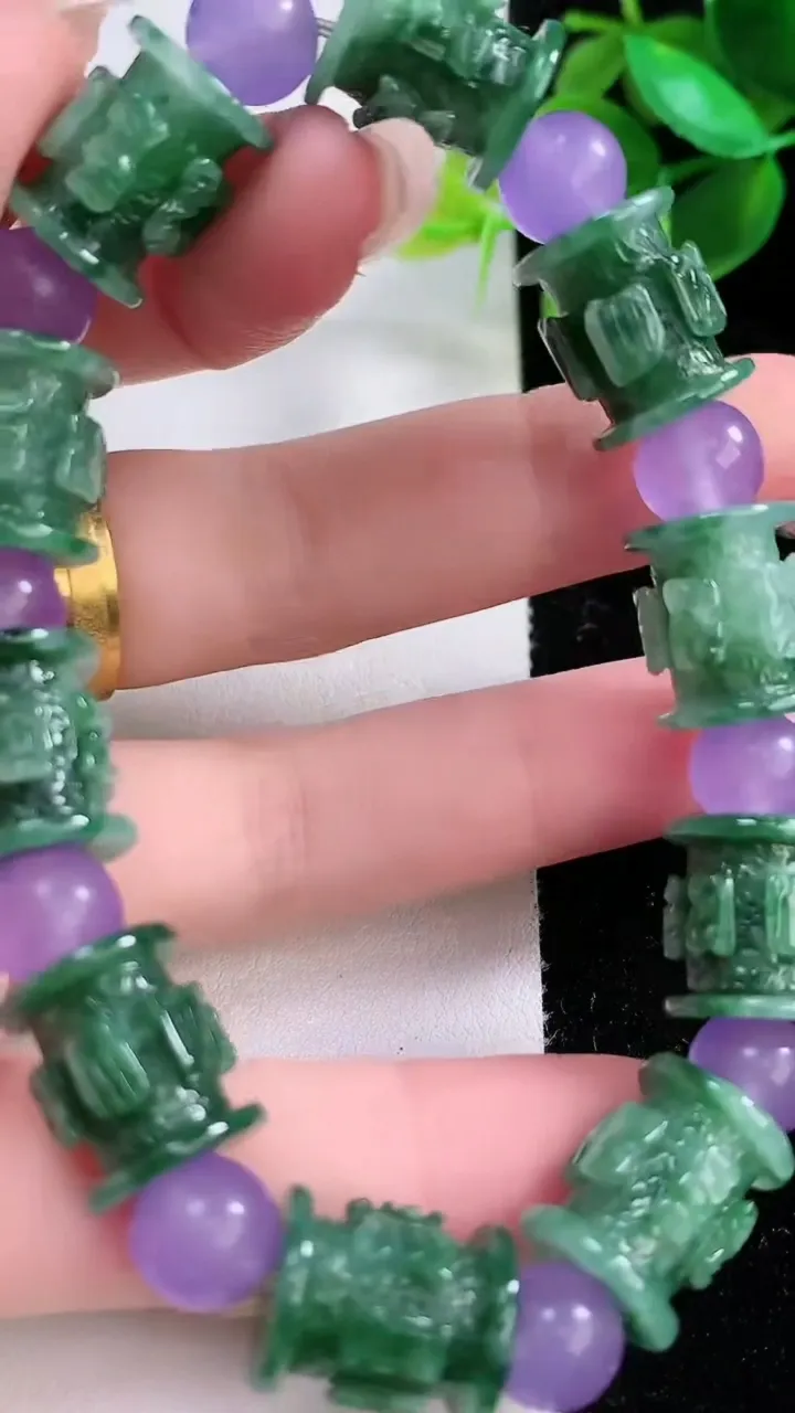 天然A货翡翠路路通手串，尺寸13-10.7，重:34.81g1月3日
工厂直销收藏佳品,种好水足，色泽均匀，有种有色，上手高大气！