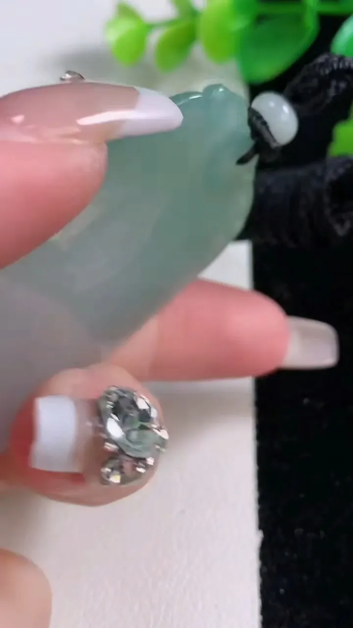 天然A货翡翠虚空藏菩萨吊坠，尺寸60.8-40.8-4.6，重量:30.43g
1月3日