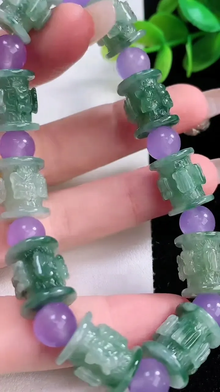 天然A货翡翠飘花路路通手串，尺寸13-11.4-10颗，重:35.11g1月3日
工厂直销收藏佳品,种好水足，色泽均匀，有种有色，上手高大气！