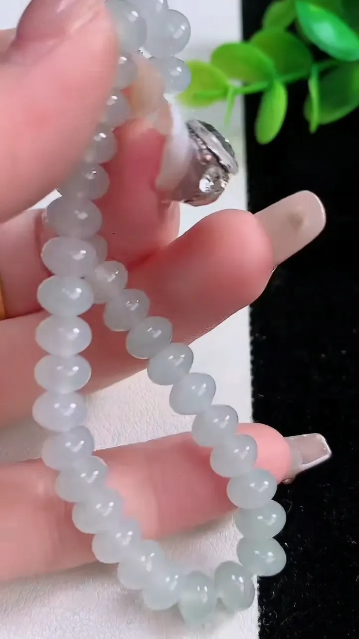 天然A货翡翠算盘珠手串，尺寸6.7-52颗，重:15.88g1月3日
工厂直销收藏佳品,种好水足，色泽均匀，有种有色，上手高大气！