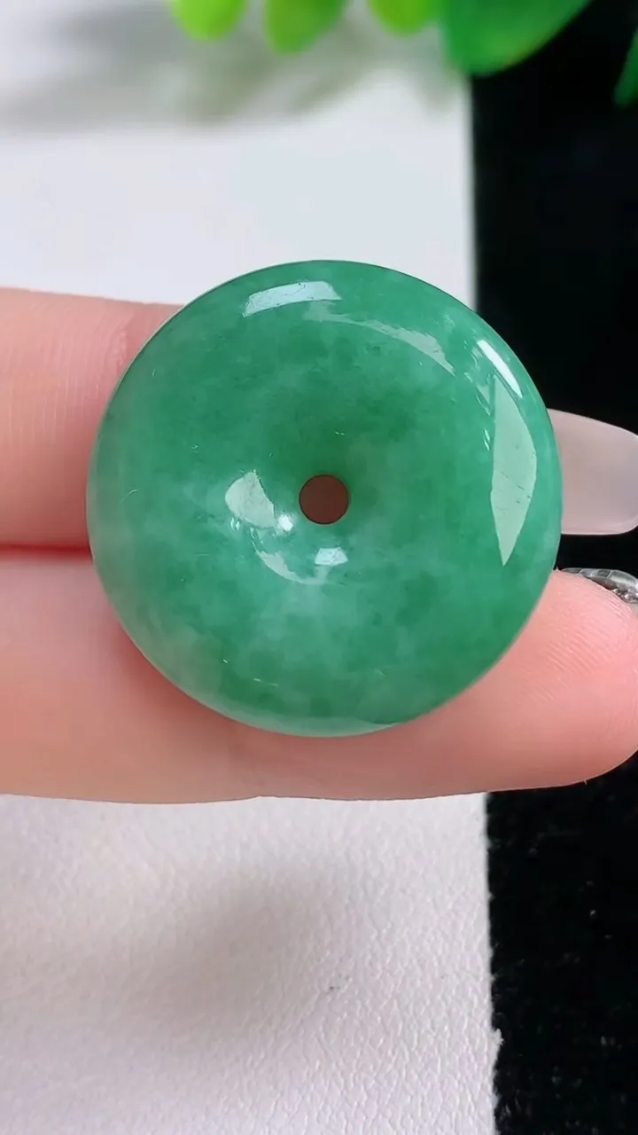 天然A货翡翠平安扣吊坠，尺寸26.4-6.3，重量:9.77g
1月3日