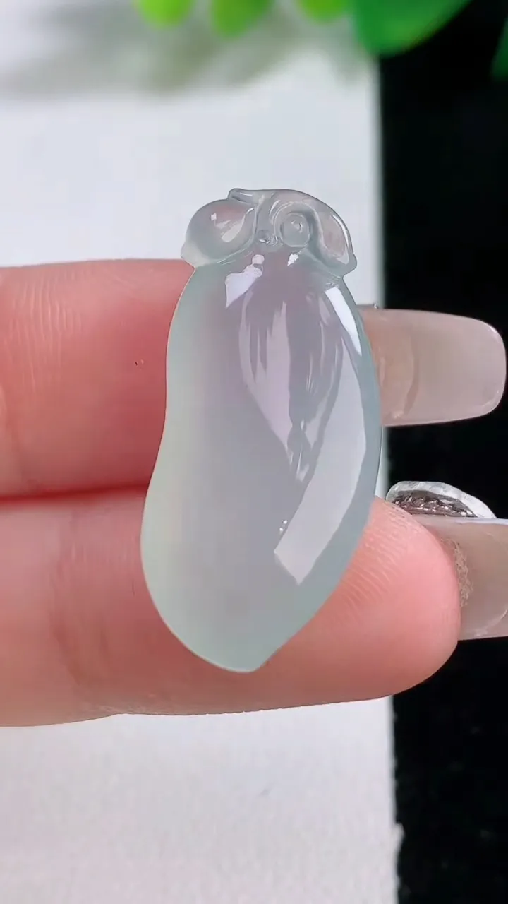 天然A货翡翠福瓜吊坠，尺寸28.5-12.8-7.7，重量:4.88g
1月3日