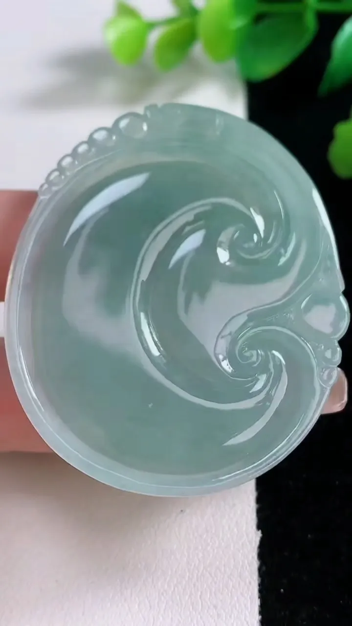 天然A货翡翠如意吊坠，尺寸53.5-44-5.7，重量:25.37g
1月3日