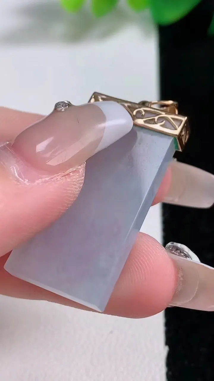 天然A货翡翠种白冰无事牌吊坠，尺寸33-16.5-4，重量:8.46g
1月3日