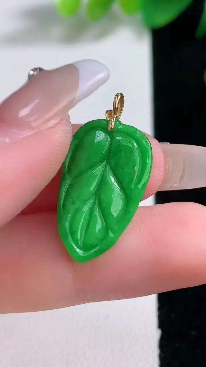天然A货翡翠金枝玉叶 叶子吊坠，尺寸22-13.3-3.6，重量:1.90g
1月3日