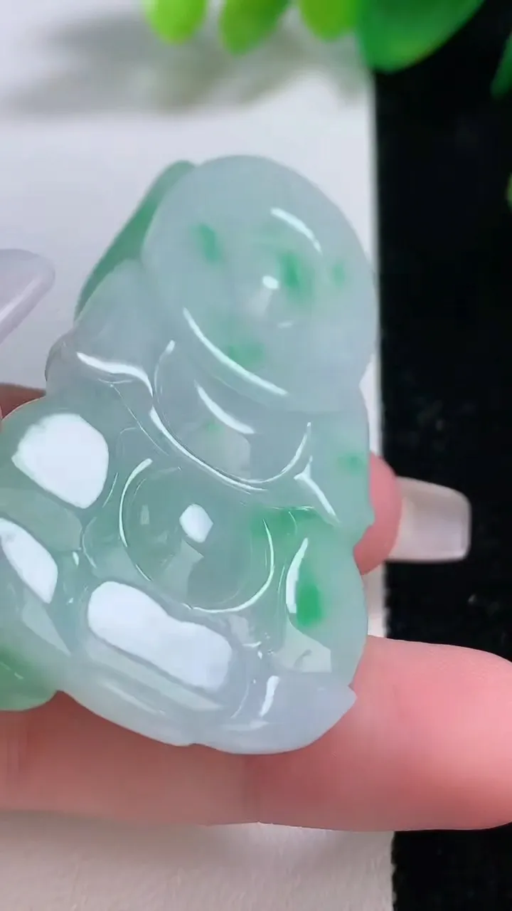 天然A货翡翠观音菩萨吊坠，尺寸53.3-32.4-8.7，重量:28.63g
1月3日