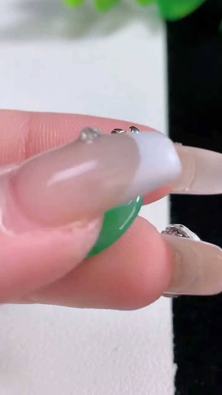 天然A货翡翠平安环吊坠，尺寸18-2.5，重量:1.91g
1月3日