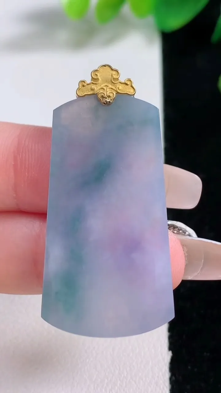 天然A货翡翠种紫罗兰 飘花无事牌吊坠，尺寸38-20.5-3.3，重量:7.88g
1月3日