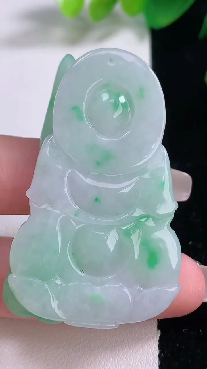 天然A货翡翠观音菩萨吊坠，尺寸53.3-32.4-8.7，重量:28.63g
1月3日