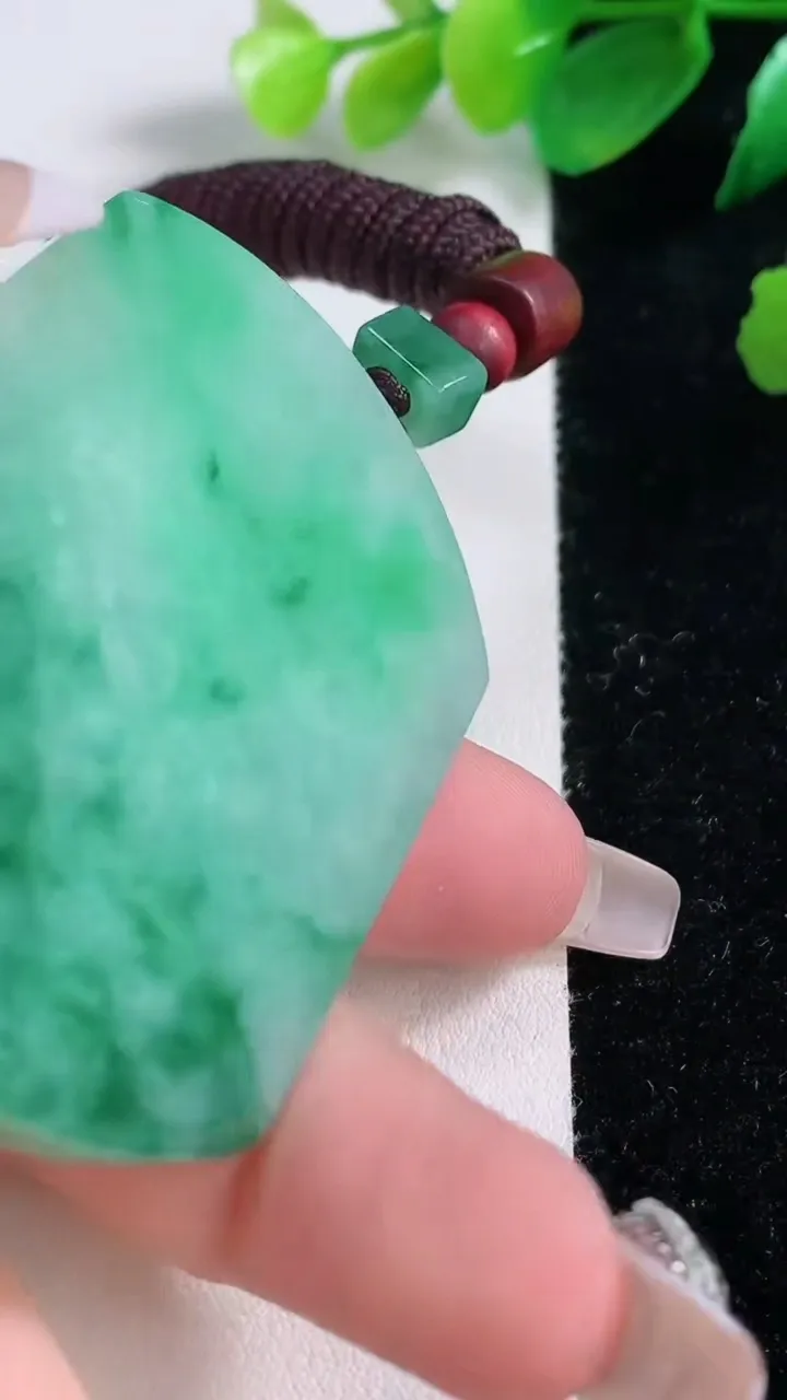 天然A货翡翠无事牌吊坠，尺寸54.5-41.5-5.2，重量:38.63g
1月3日