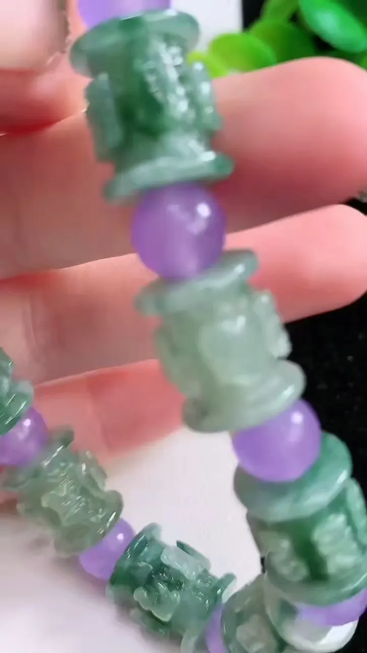 天然A货翡翠飘花路路通手串，尺寸13-11.4-10颗，重:35.11g1月3日
工厂直销收藏佳品,种好水足，色泽均匀，有种有色，上手高大气！