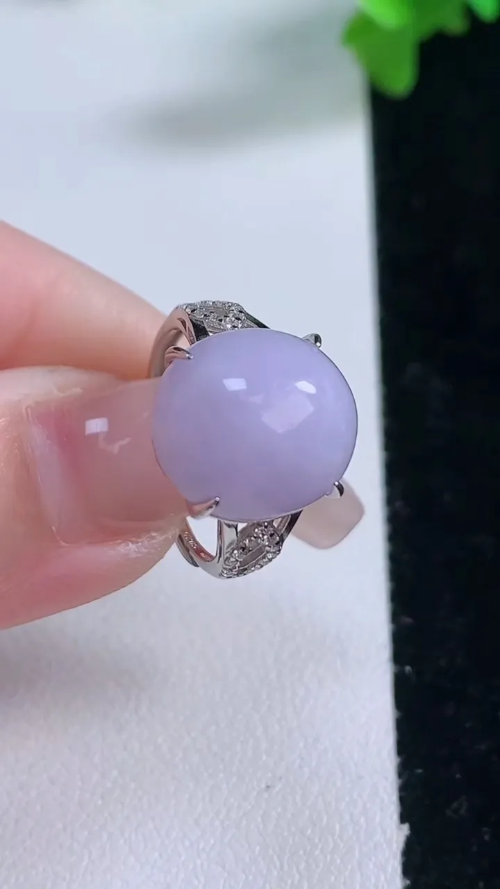 天然A货翡翠925银紫罗兰蛋面戒指，尺寸13.9-12.2-7.7，重量:3.55g2026年1月3日
工厂直销收藏佳品,种好水足，色泽均匀，有种有色，上手高大气！