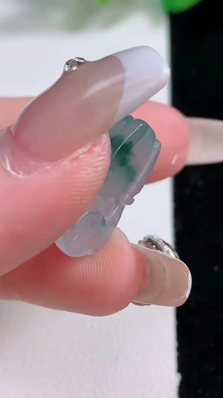 天然A货翡翠冰种飘花貔貅镶嵌件，尺寸19.7-13-8.5，重量:4.58g
1月3日