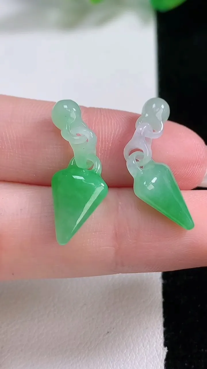 天然A货翡翠随形吊坠一对，尺寸14.2-9.5-4.7，重量:2.52g
1月3日