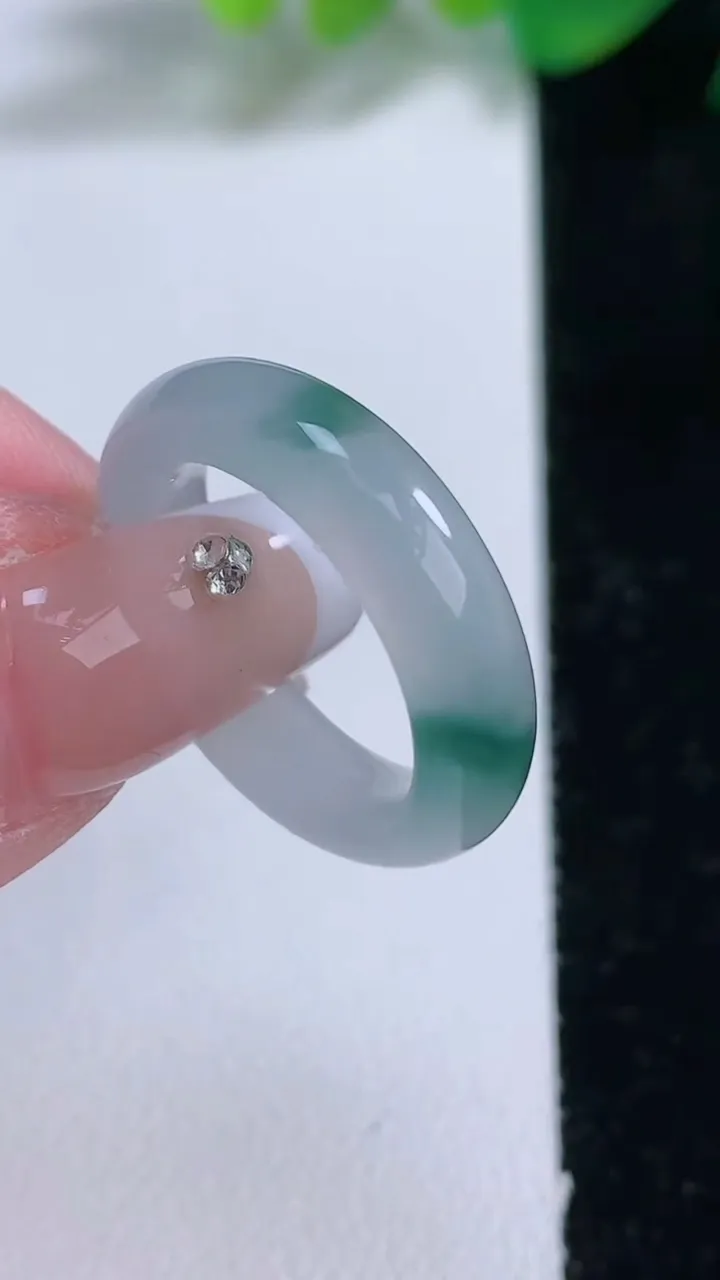 天然A货翡翠冰种飘花指环 戒指，尺寸17-5.2-3.4，重量:3.84g2026年1月3日
工厂直销收藏佳品,种好水足，色泽均匀，有种有色，上手高大气！