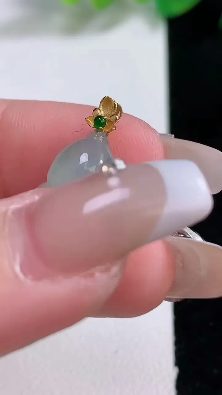 天然A货翡翠葫芦吊坠，尺寸17.5-12.7-6.7，重量:2.75g
1月3日