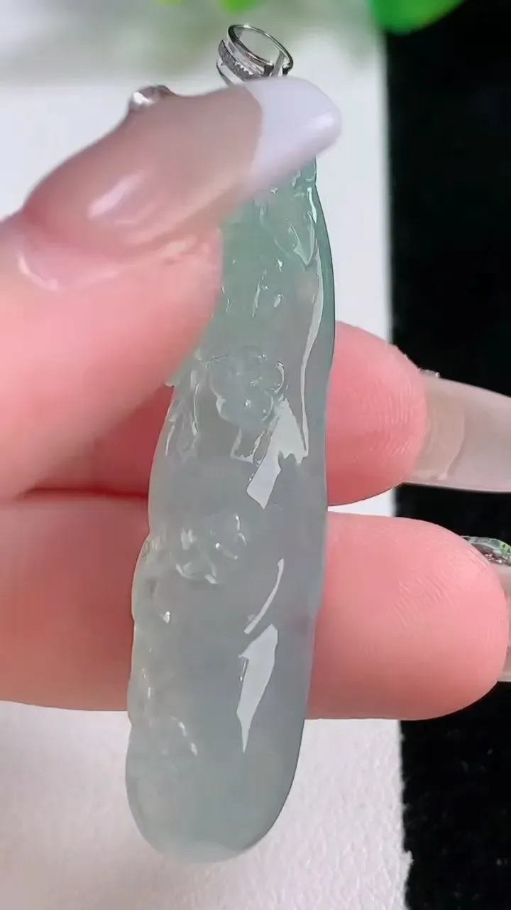 天然A货翡翠梅花吊坠，尺寸48-10.2-7.6，重量:8.37g
1月3日