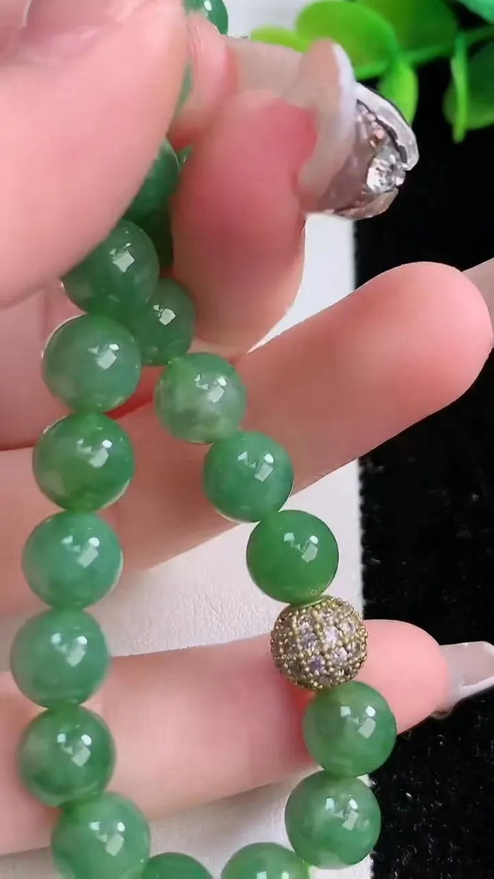 天然A货翡翠圆珠手串，尺寸8.1-23颗，重:21.91g1月3日
工厂直销收藏佳品,种好水足，色泽均匀，有种有色，上手高大气！