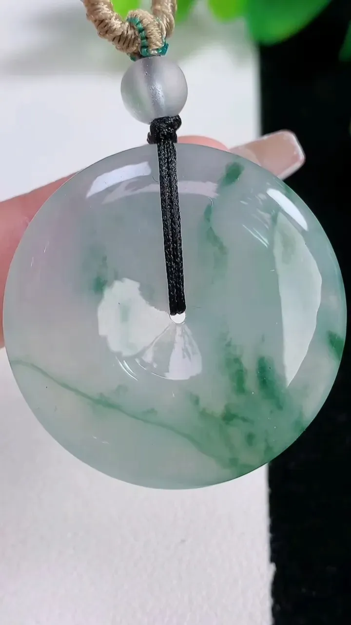 天然A货翡翠冰种飘花平安扣吊坠，尺寸32.7-5.5，重量:14.46g
1月3日