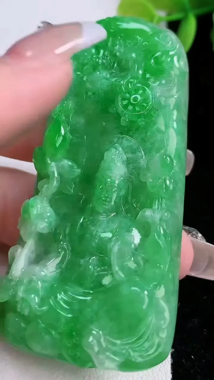天然A货翡翠大势至菩萨吊坠，尺寸72-34-12，重:60.49g
1月3日