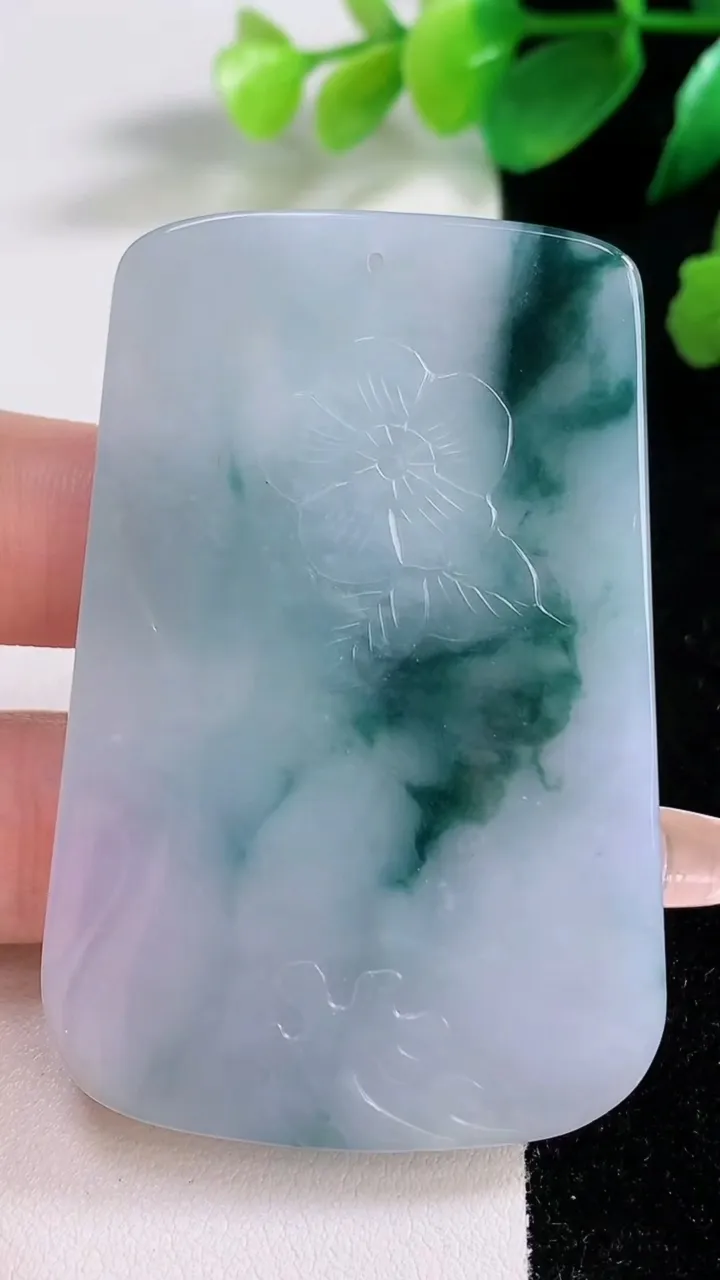 天然A货翡翠冰种飘花普贤菩萨吊坠，尺寸61.2-40-5.7，重量:35.14g
1月3日