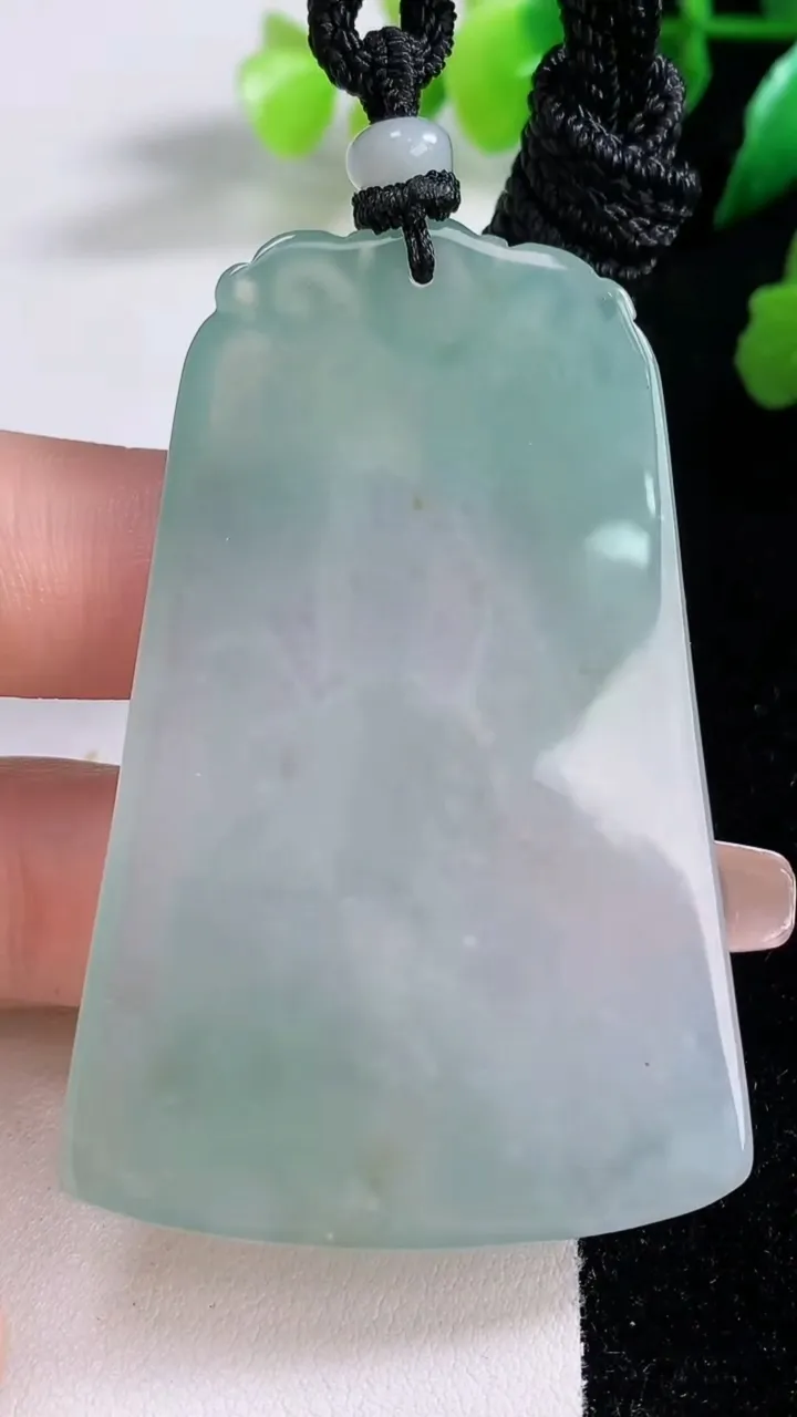 天然A货翡翠虚空藏菩萨吊坠，尺寸60.8-40.8-4.6，重量:30.43g
1月3日