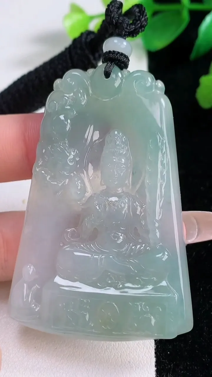 天然A货翡翠虚空藏菩萨吊坠，尺寸60.8-40.8-4.6，重量:30.43g
1月3日