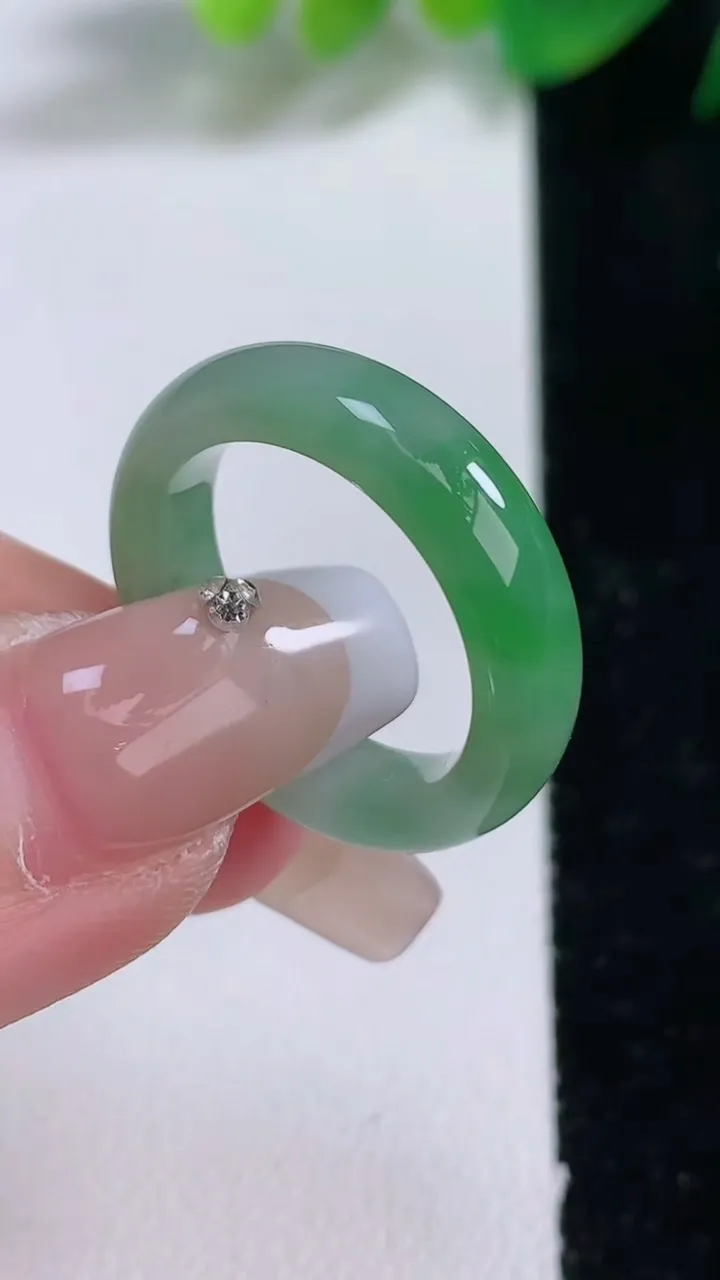 天然A货翡翠指环 戒指，尺寸17.4-5.4-3.6，重量:4.90g2026年1月3日
工厂直销收