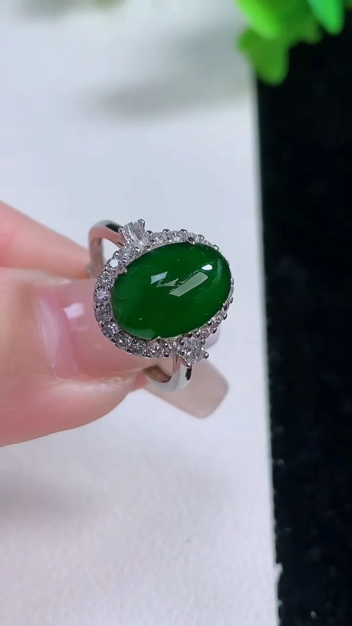 天然A货翡翠蛋面戒指，尺寸11-8.2，重量:2.66g2026年1月3日
工厂直销收藏佳品,种好水足，色泽均匀，有种有色，上手高大气！