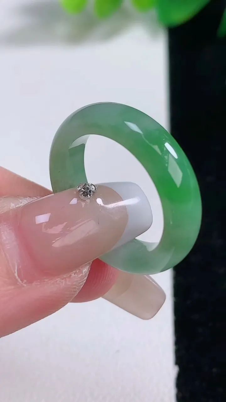 天然A货翡翠指环 戒指，尺寸17.4-5.4-3.6，重量:4.90g2026年1月3日
工厂直销收