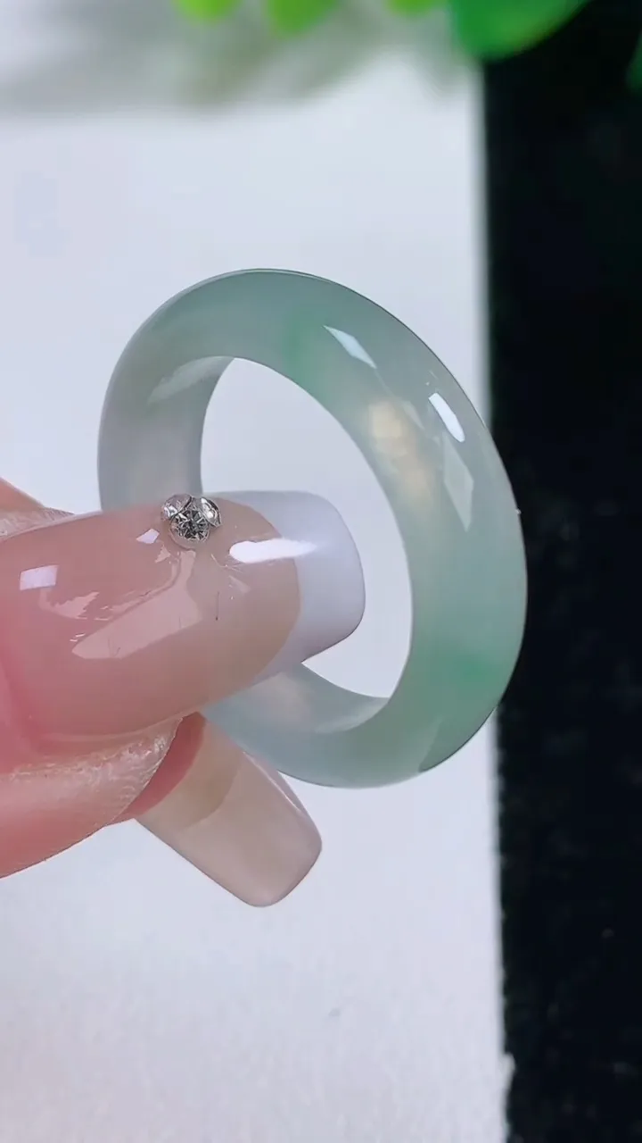 天然A货翡翠指环 戒指，尺寸18.4-5.2-3.3，重量:3.69g2026年1月3日
工厂直销收藏佳品,种好水足，色泽均匀，有种有色，上手高大气！