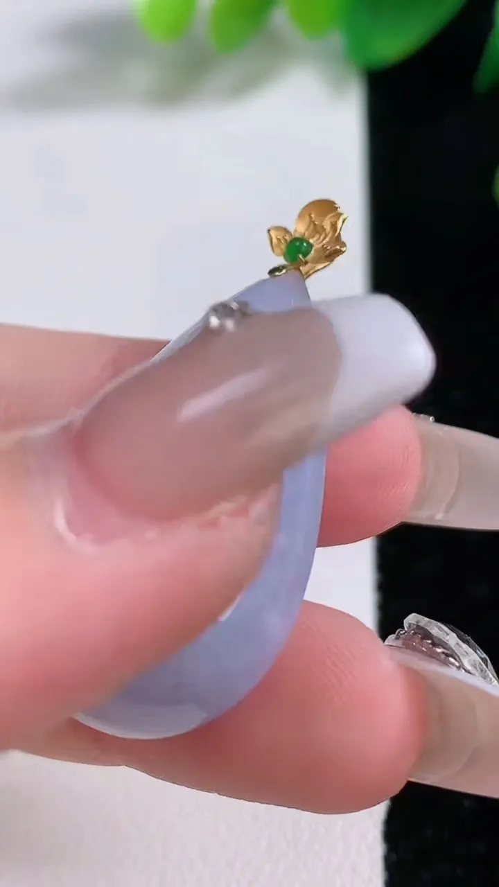 天然A货翡翠18k金春带彩 紫罗兰水滴吊坠，尺寸34-20.2-12.4，重量:13.24g
1月3