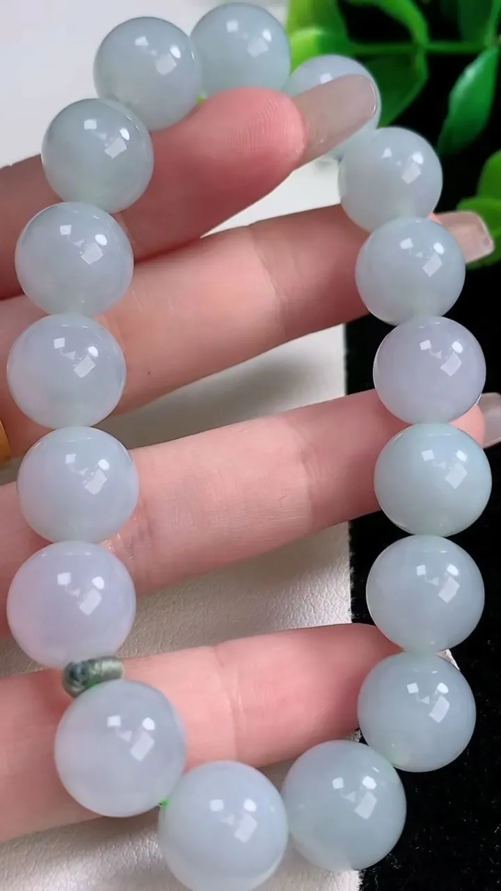 天然A货翡翠圆珠手串17颗，尺寸12，重量:52.30g1月3日
工厂直销收藏佳品,种好水足，色泽均匀，有种有色，上手高大气！