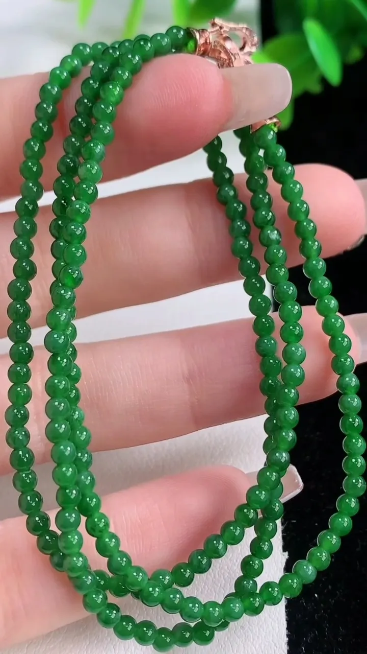 天然A货翡翠小米珠项链，尺寸2.9-194颗，重量:8.78g1月3日
工厂直销收藏佳品,种好水足，色泽均匀，有种有色，上手高大气！