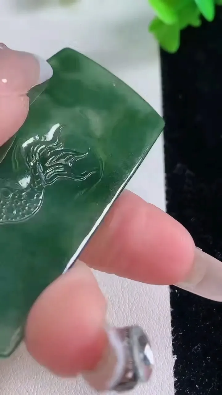 天然A货翡翠龙牌吊坠，尺寸62.7-316-5，重量:22.58g
1月3日