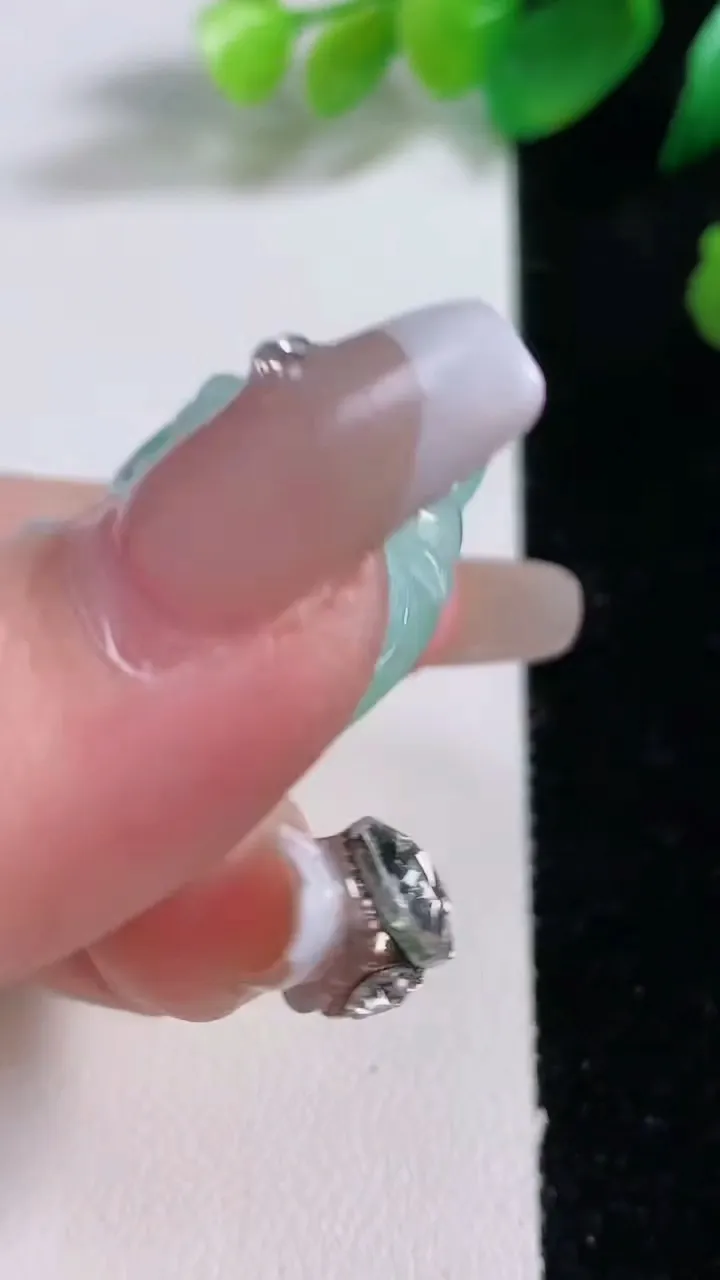 天然A货翡翠佛公吊坠，尺寸41-44-12，重量:33.94g
1月3日