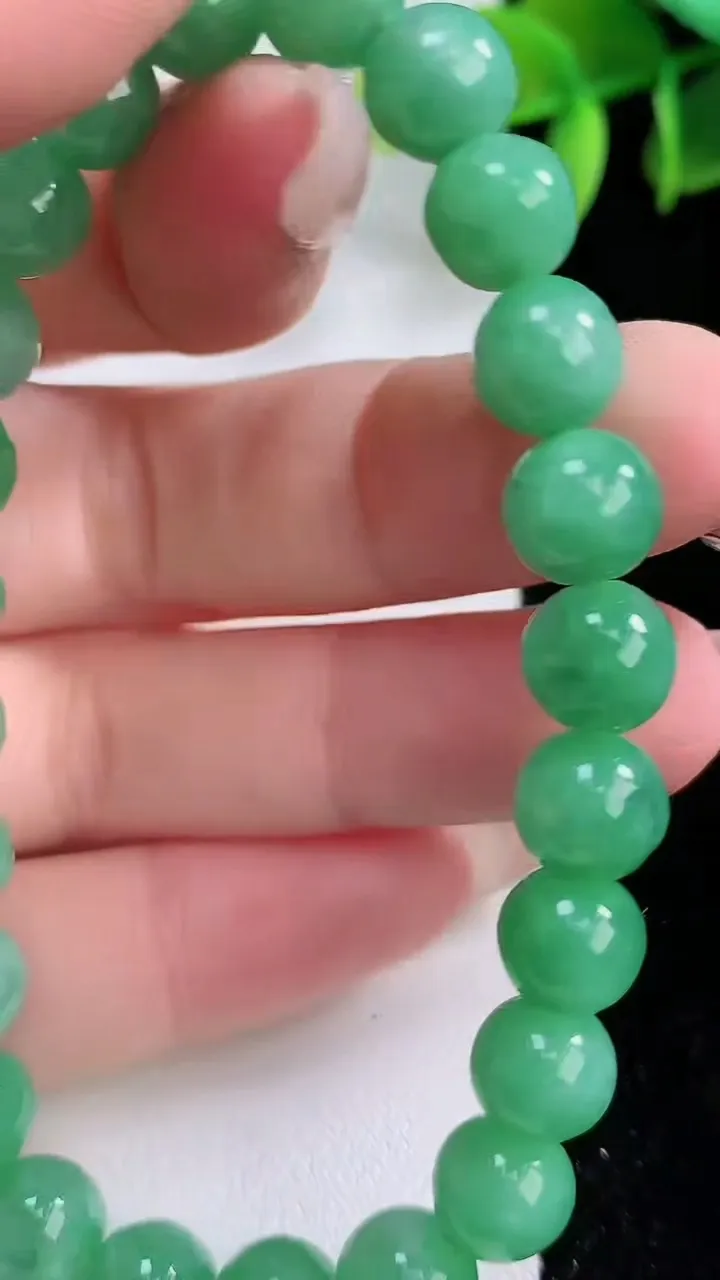 天然A货翡翠圆珠手串，尺寸7.8-24颗，重:20.40g1月3日
工厂直销收藏佳品,种好水足，色泽均匀，有种有色，上手高大气！