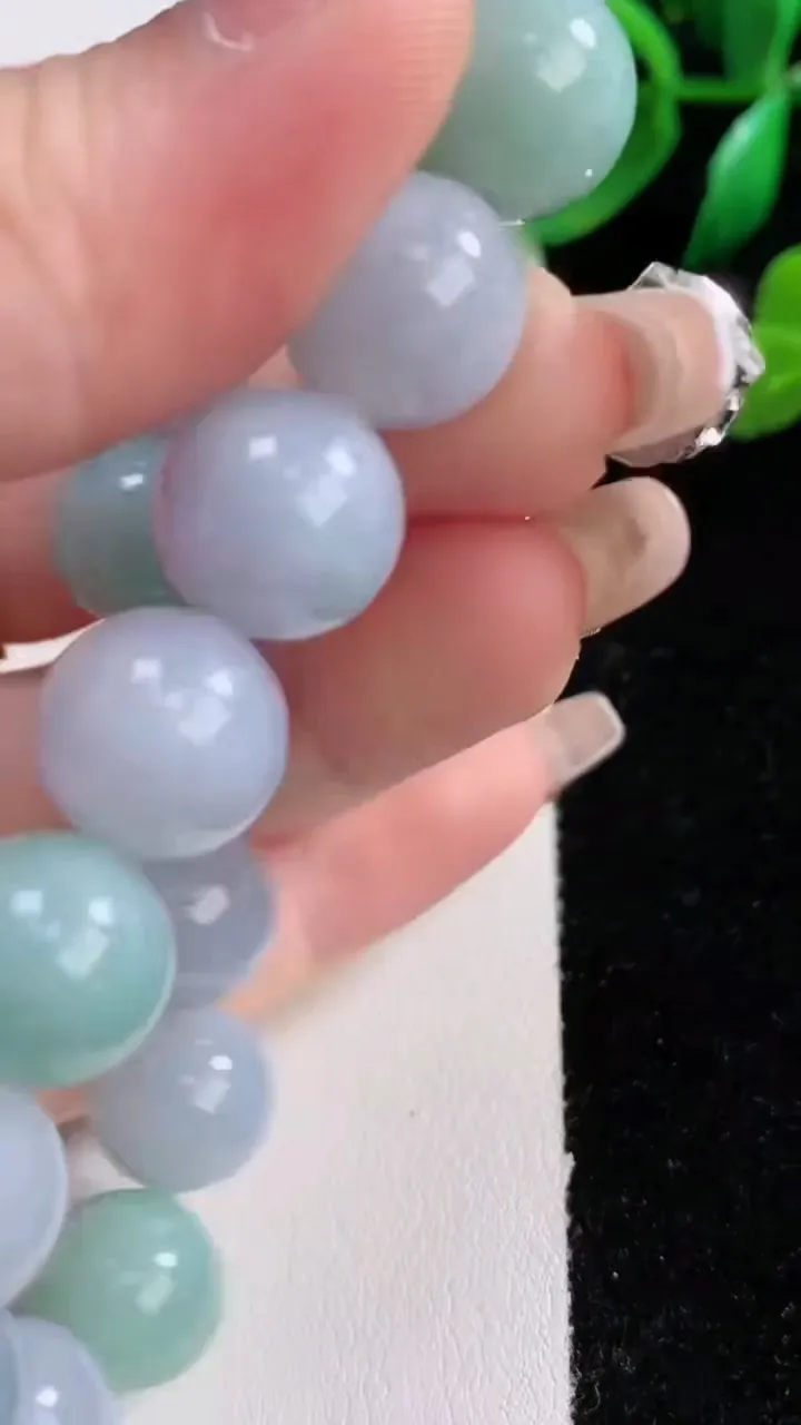 天然A货翡翠圆珠手串17颗，尺寸12.2，重量:53.65g1月3日
工厂直销收藏佳品,种好水足，色泽均匀，有种有色，上手高大气！