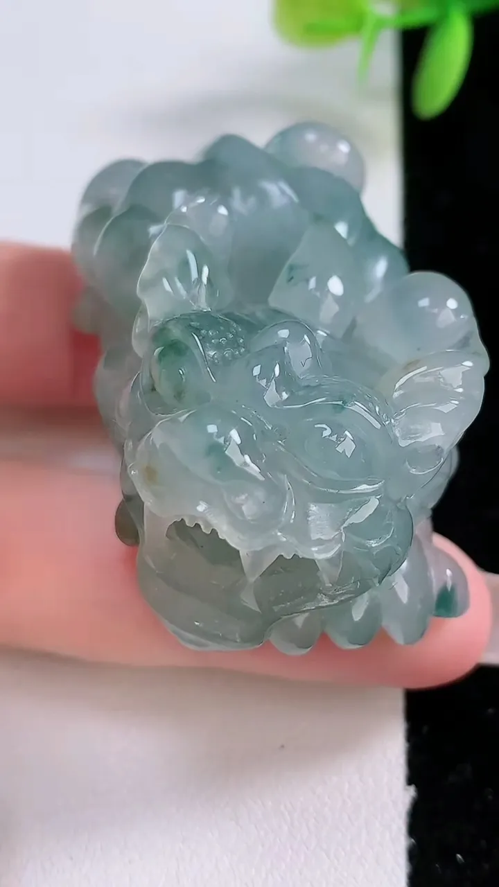 天然A货翡翠种飘花貔貅吊坠，尺寸50-26-23.4，重:63.40g
1月3日
