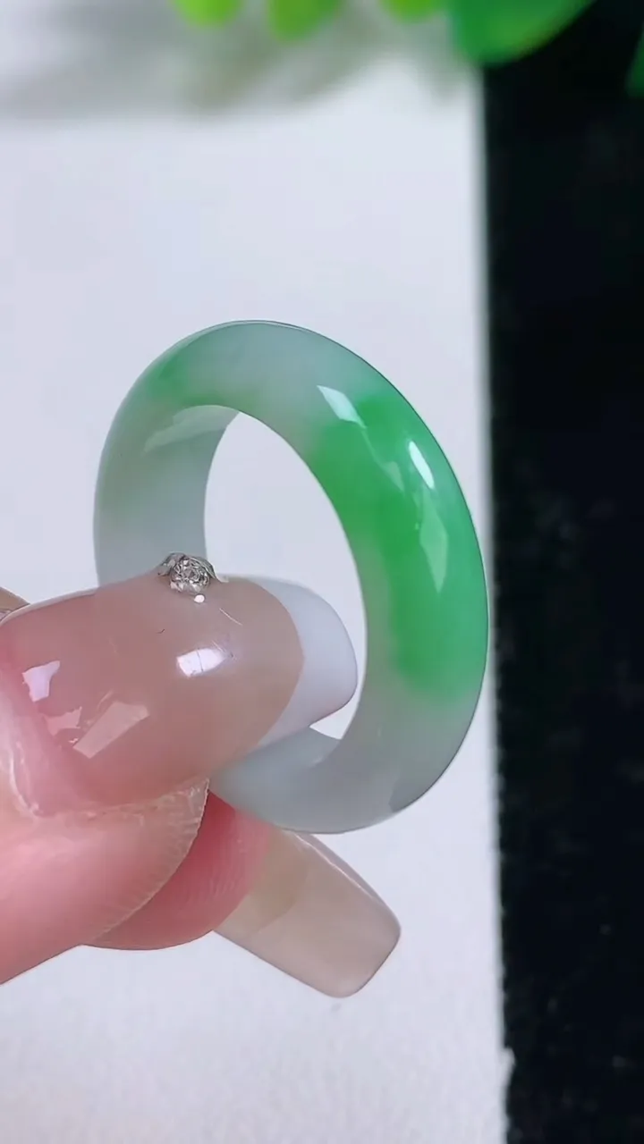 天然A货翡翠指环 戒指，尺寸17.6-5.7-3.3，重量:4.02g2026年1月3日
工厂直销收藏佳品,种好水足，色泽均匀，有种有色，上手高大气！