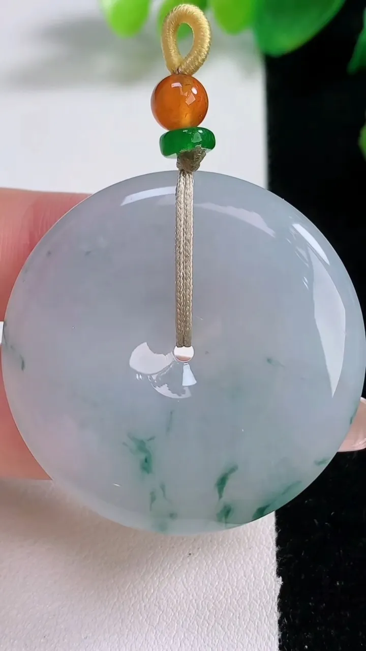 天然A货翡翠冰种飘花平安扣吊坠，尺寸39.6-5.7，重量:20.81g
1月3日